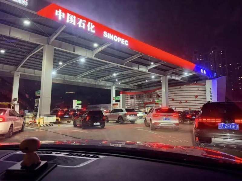 油价接连攀升,燃油车主心生感慨;电车优势显现,却也藏着隐忧。 汽车科技