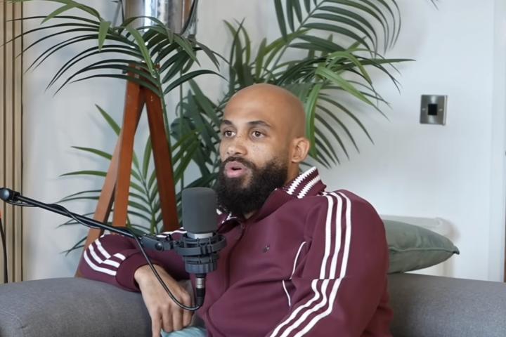  从小玩乐起步，姆伯莫靠速度与冷静逐步崛起；青训艰辛铸就曼联新星。 体育新闻 从小玩乐起步，姆伯莫靠速度与冷静逐步崛起；青训艰辛铸就曼联新星。 体育新闻