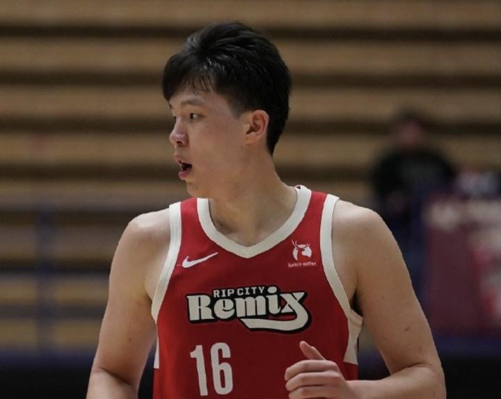  年轻中锋遭遇考验；杨瀚森在发展联盟比赛中表现起伏。 体育新闻