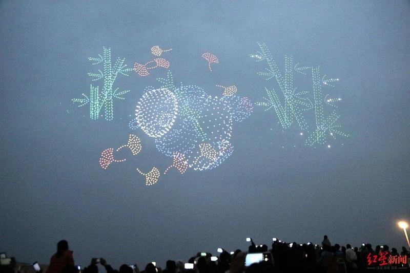 仰望星空时,你是否思考过科技与人文的共生?——论无人机光影下的城市精神 仰望星空时,你是否思考过科技与人文的共生?——论无人机光影下的城市精神